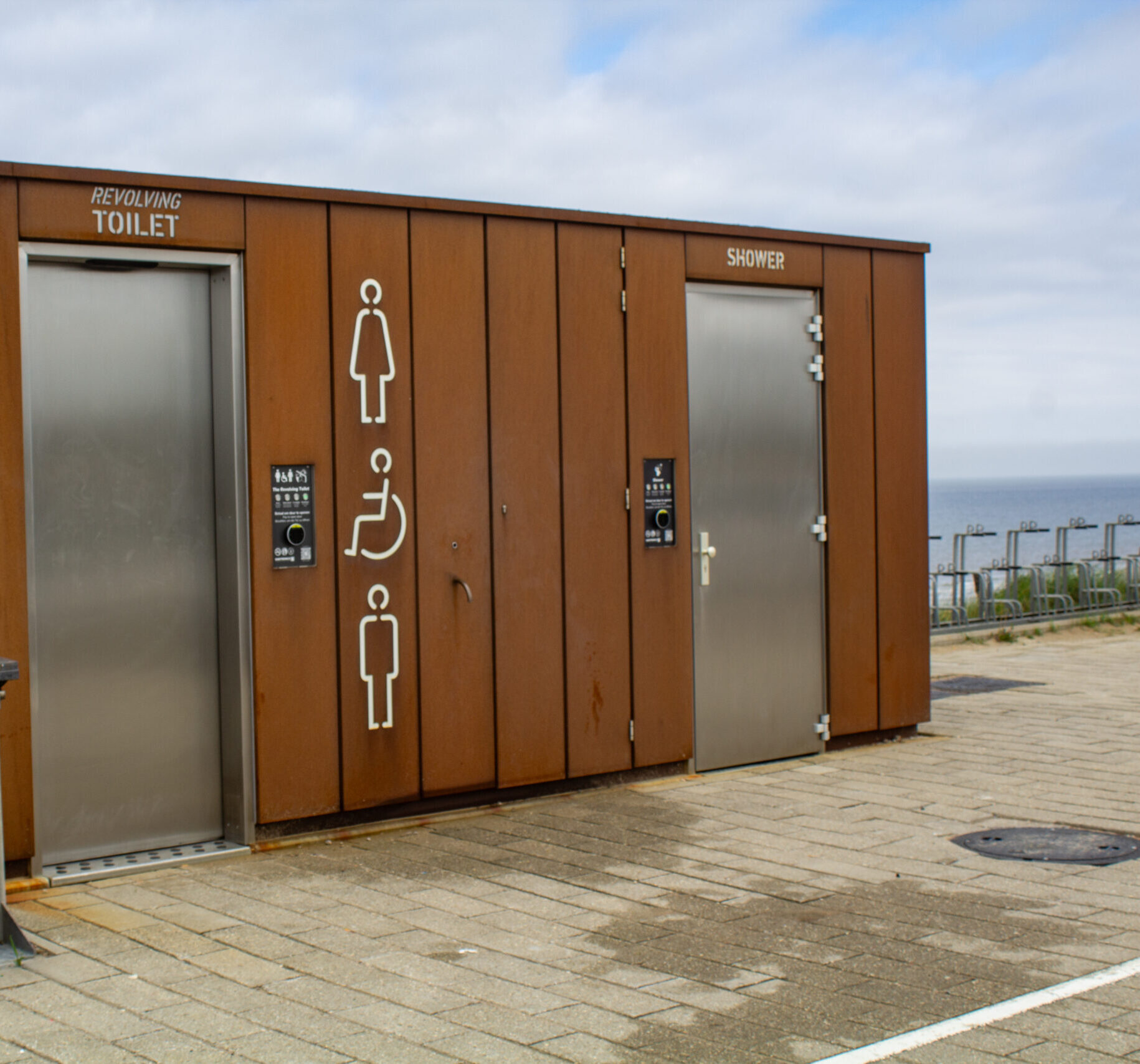 Een bouwwerk van cortenstaal in Zandvoort, langs de boulevard.