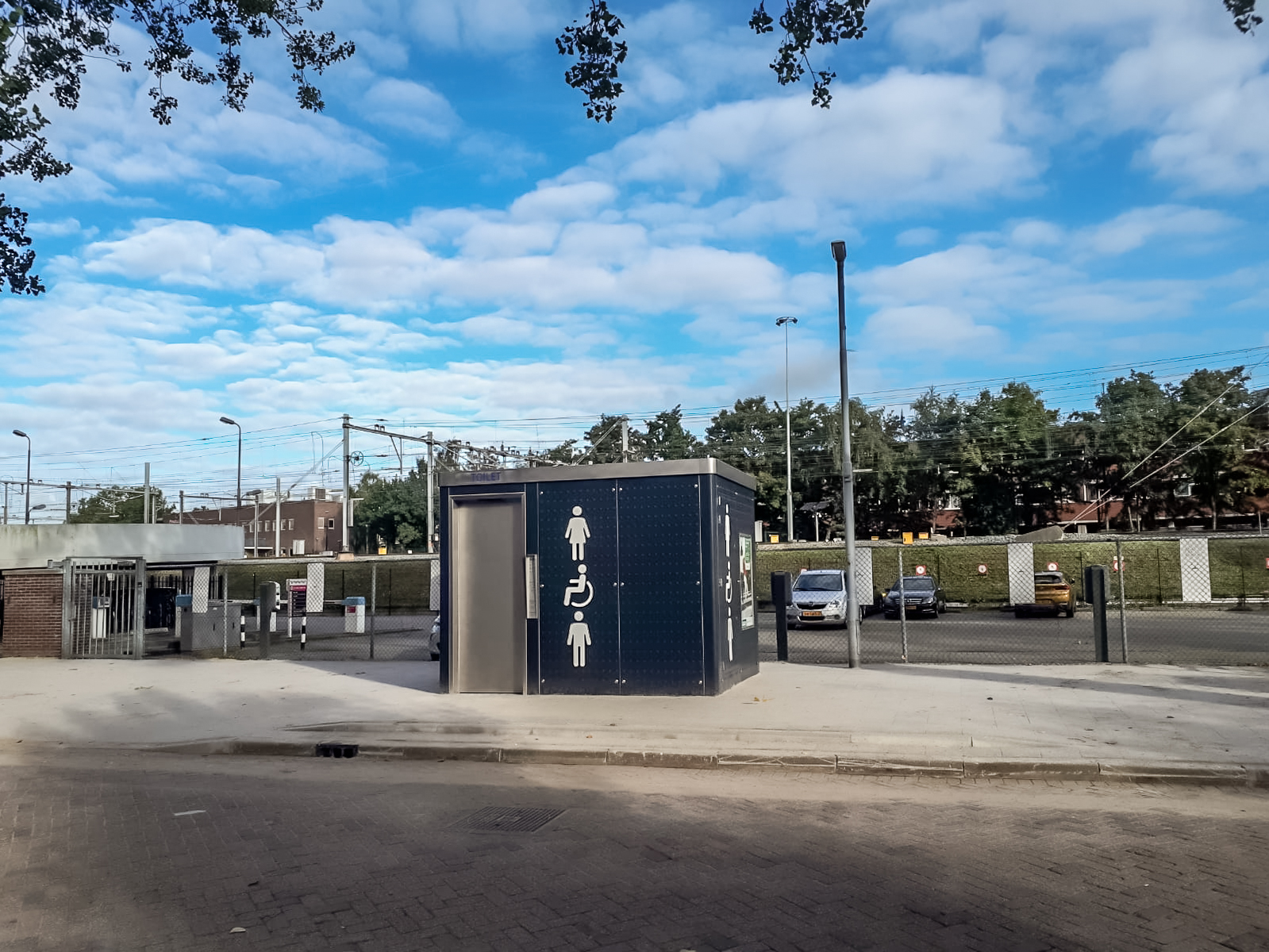 Het draaiende toilet in de Schiestraat, vlakbij het Centraal Station van Rotterdam