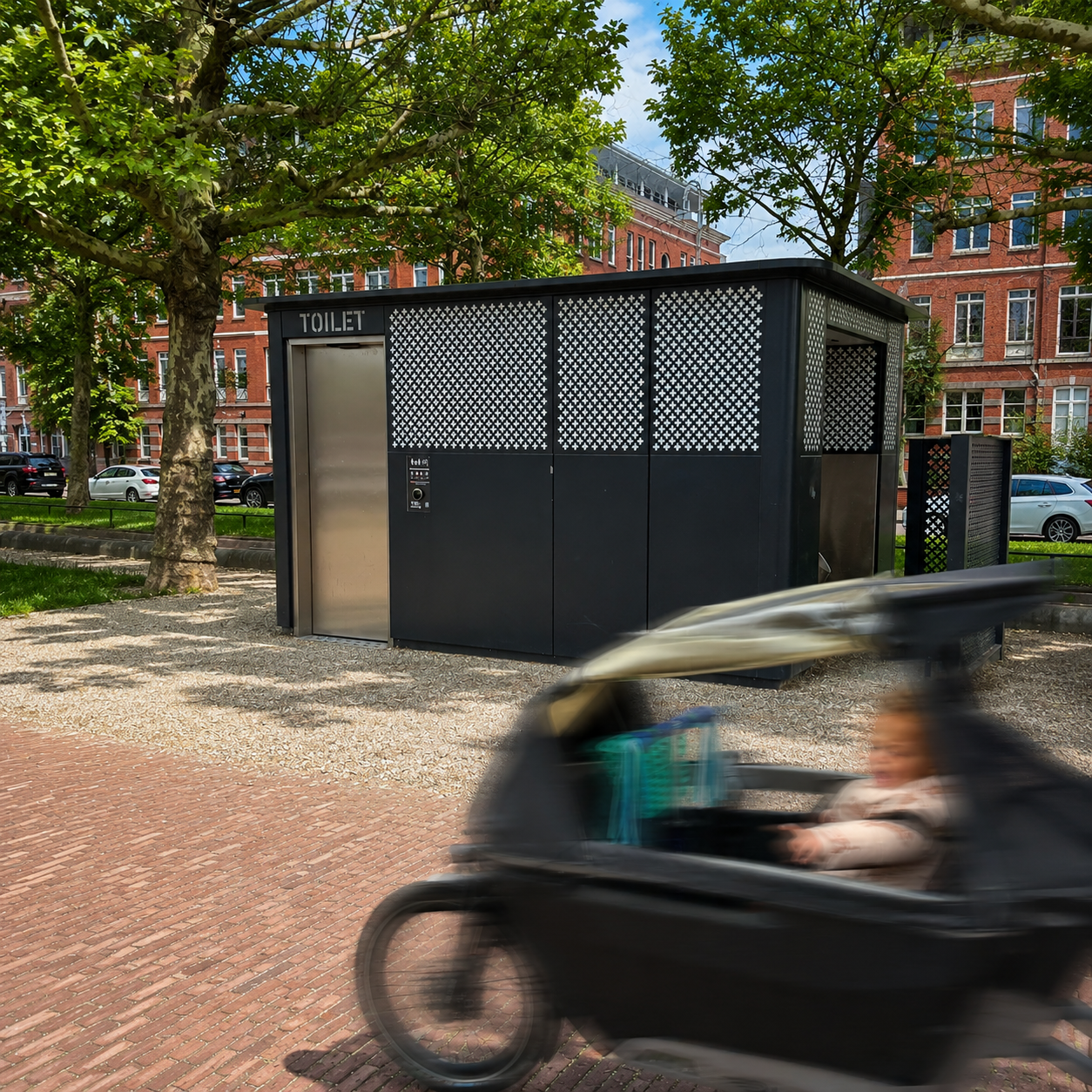 Öffentliche Toilette mit einem im Außenbereich angeordneten Urinalmodul am Museumplein in Amsterdam